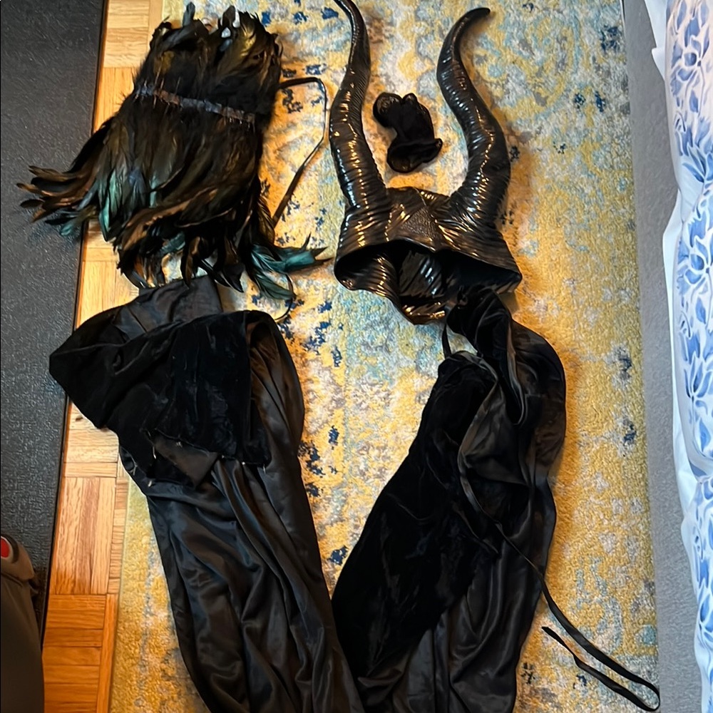 Maleficent Costume: Headpiece, Festher Collar, Cape - Picture 3 of 3